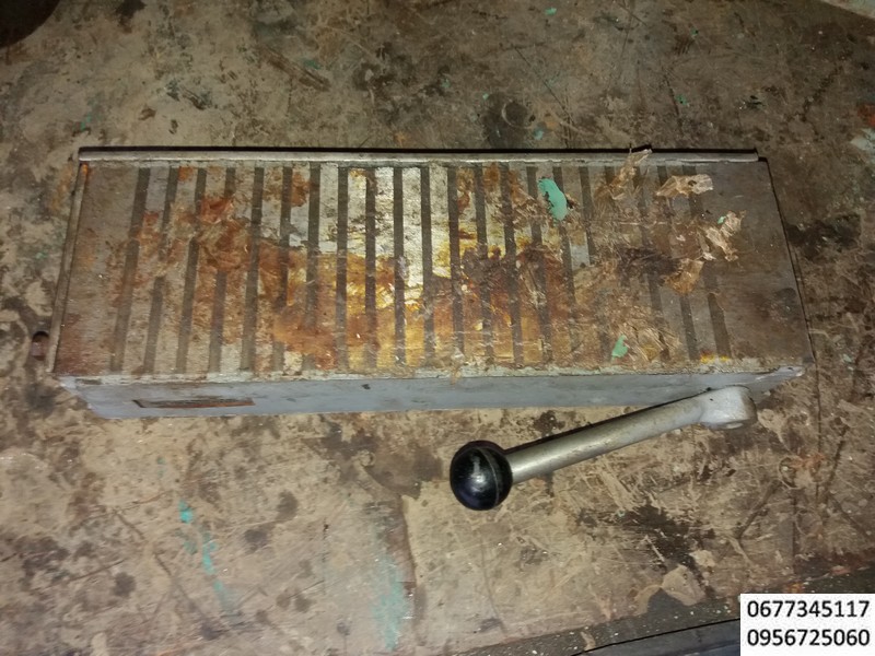 Плита магнитная 7208-0003 (400х125) предназначена для закрепления ферромагнитных заготовок (деталей из стали и чугуна) при их обработке на плоскошлифовальных, фрезерных, строгальных и других металлорежущих станках, слесарных и контрольных операциях.Плиты магнитные по сравнению с электромагнитными плитами и гидро- или пневмоприспособлениями имеют следующие преимущества:- не требуют подключения к источникам энергии;- обеспечивают более точную обработку заготовок; - обеспечивают абсолютную надежность зажима;- сохраняют основные технические характеристики за весь срок службы;- не требуют затрат на ремонт и техническое обслуживание. Размер рабочей поверхности 400х125 мм, Удельная сила притяжения 80 Н/см2, Усилие переключения не более 80 Н, Масса 18 кг